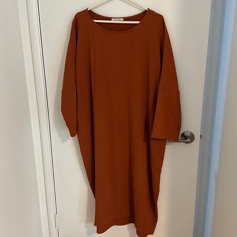 Relaxed Ribbed Midi Dress in Rust